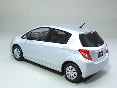 Amazon.co.jp: トヨタ 1/24 ヴィッツ Fタイプ カラーサンプル 1F7